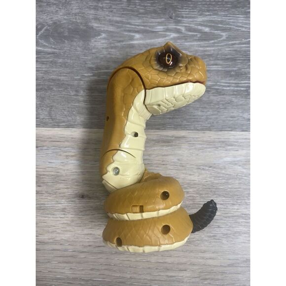 Fingerlings WowWee Untamed TOXIN King Cobra Snake Interactive Toy - Picture 3 of 4